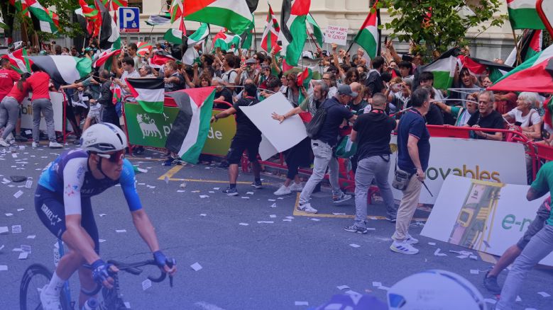 KOMENTÁŘ: Násilí nemůže vést k cíli. Vedení Vuelty absolutně selhává